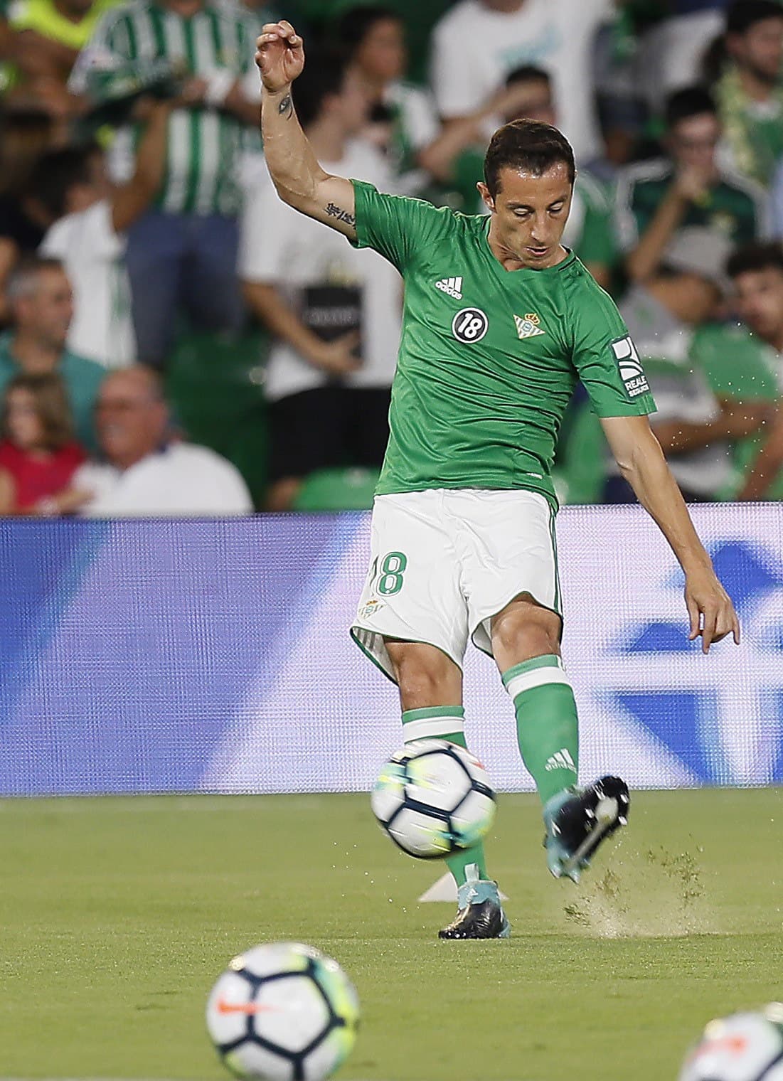 El mexicano Andrés Guardado calentaba con la expectativa de hacer un buen partido ante su público.