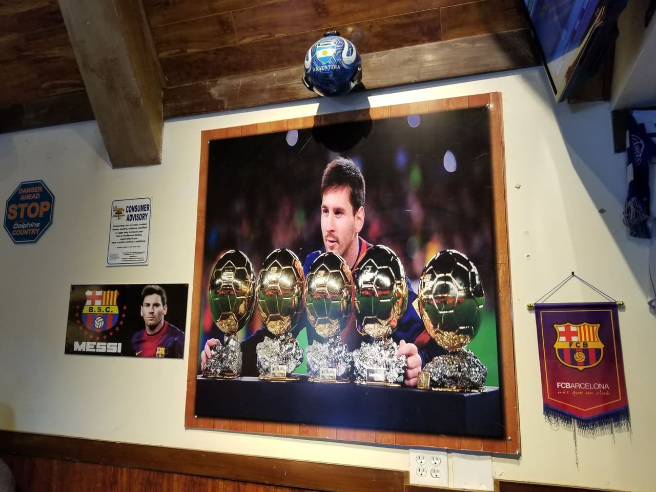 Los colores del Barcelona llegaron a los hinchas en Estados Unidos en La Palapa Hondureña en Miami, para apoyar al equipo en el juego de vuelta de octavos de final contra Chelsea en Champions League.