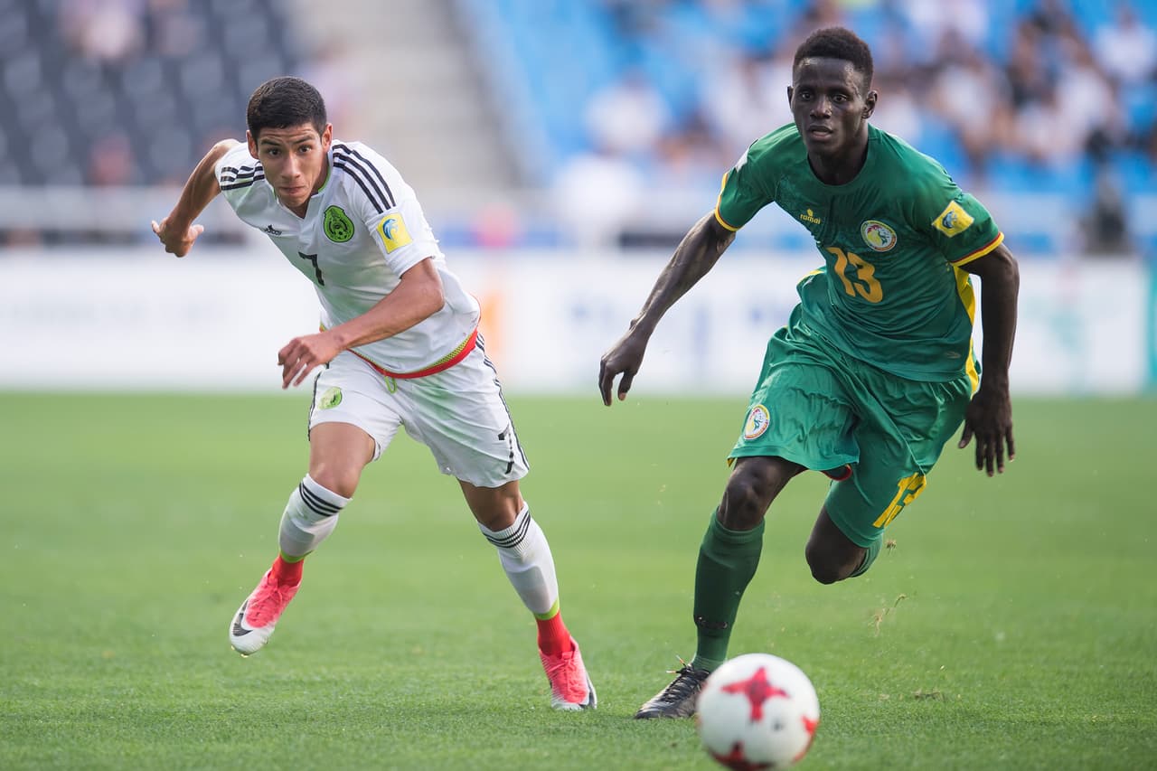 Ambas escuadras depararon un primer tiempo de escaso fútbol, sin un dominador claro y con un México impreciso, especialmente en el eje, y exhibiendo de nuevo la falta de gol que había mostrado en los dos partidos anteriores.