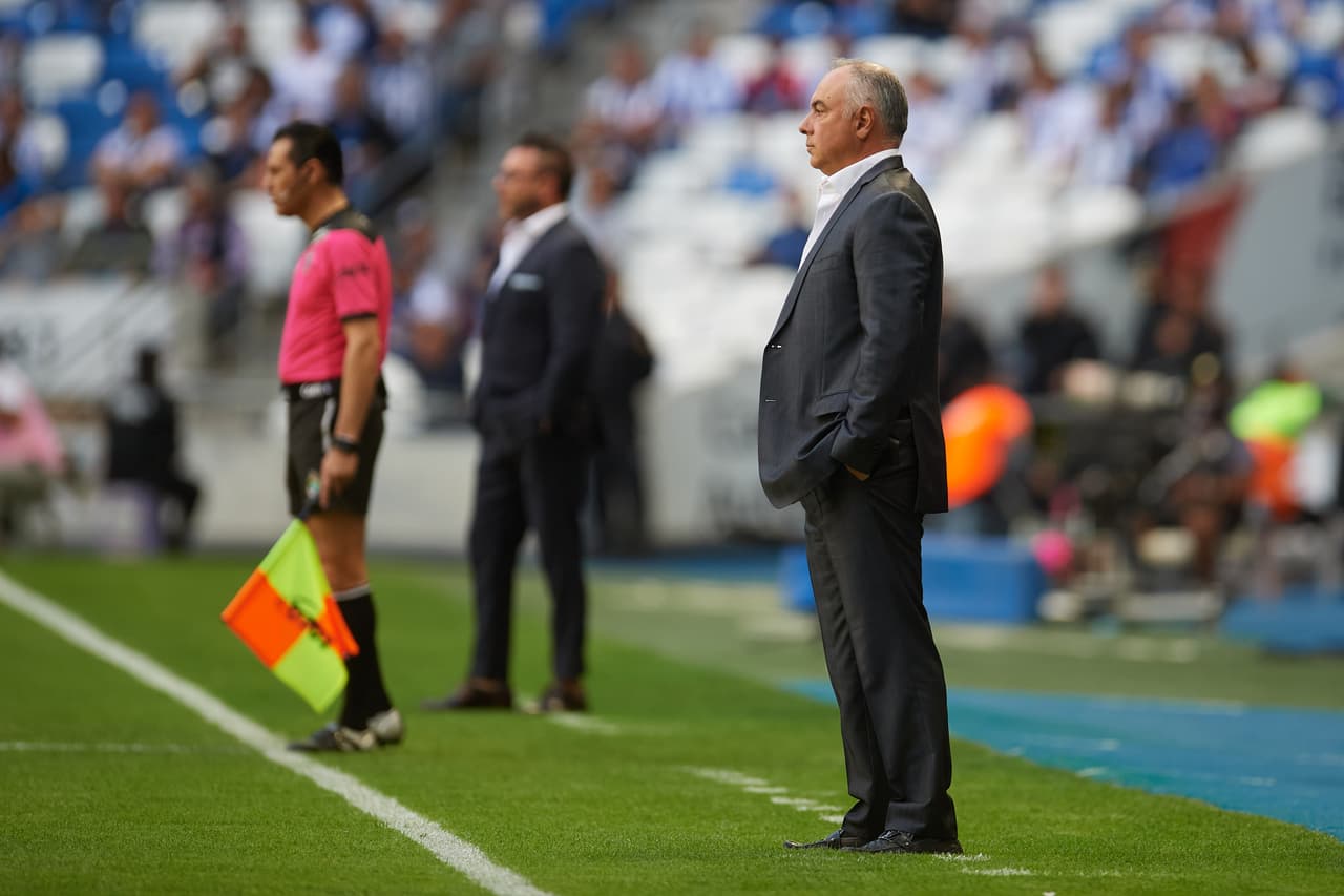 Guillermo Vázquez no encontraba solución para sus pupilos; Mohamed lucía tranquilo.