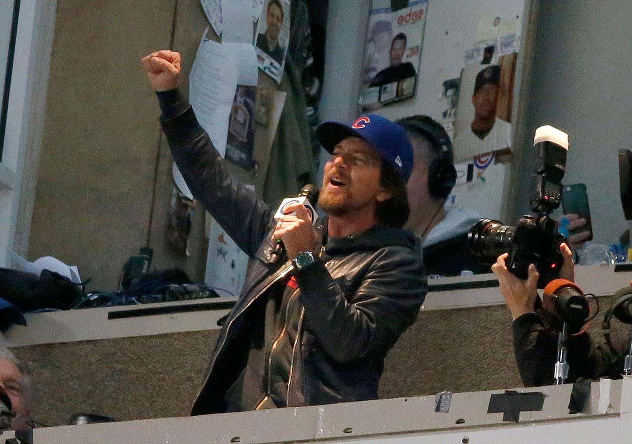 En la séptima entrada, el cantante Eddie Vedder cantó "Take Me Out to the Ball Game" para prender el estadio a favor de su equipo. El vocalista de Pearl Jam es fanático declarado de Chicago Cubs.
