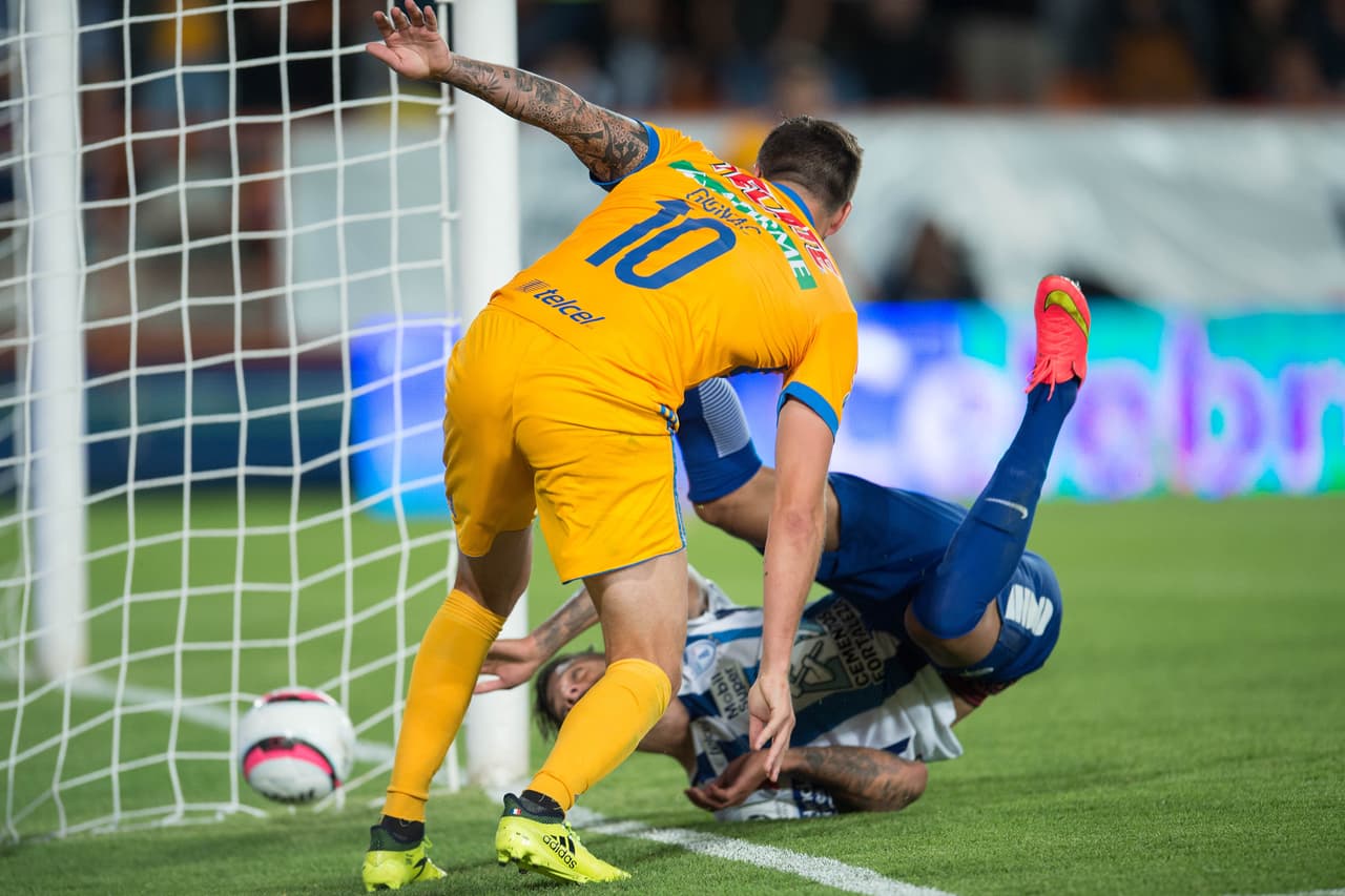 Pero el tono del juego fue subiendo y en tres minutos del 61 al 63 fueron amonestados Angelo Sagal, Nahuel Guzmán y Raúl López. Y a los 64’, Robert Herrera salió lastimado tras luchar un balón en su área con André Gignac.