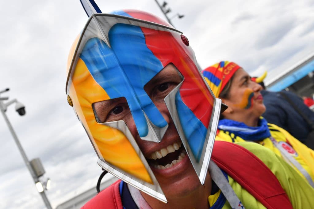 Los fanáticos en Moscú prendieron la fiesta del duelo de octavos de final entre Colombia e Inglaterra, con un colorido que marca la definición del último clasificado a cuartos de final en Rusia 2018.