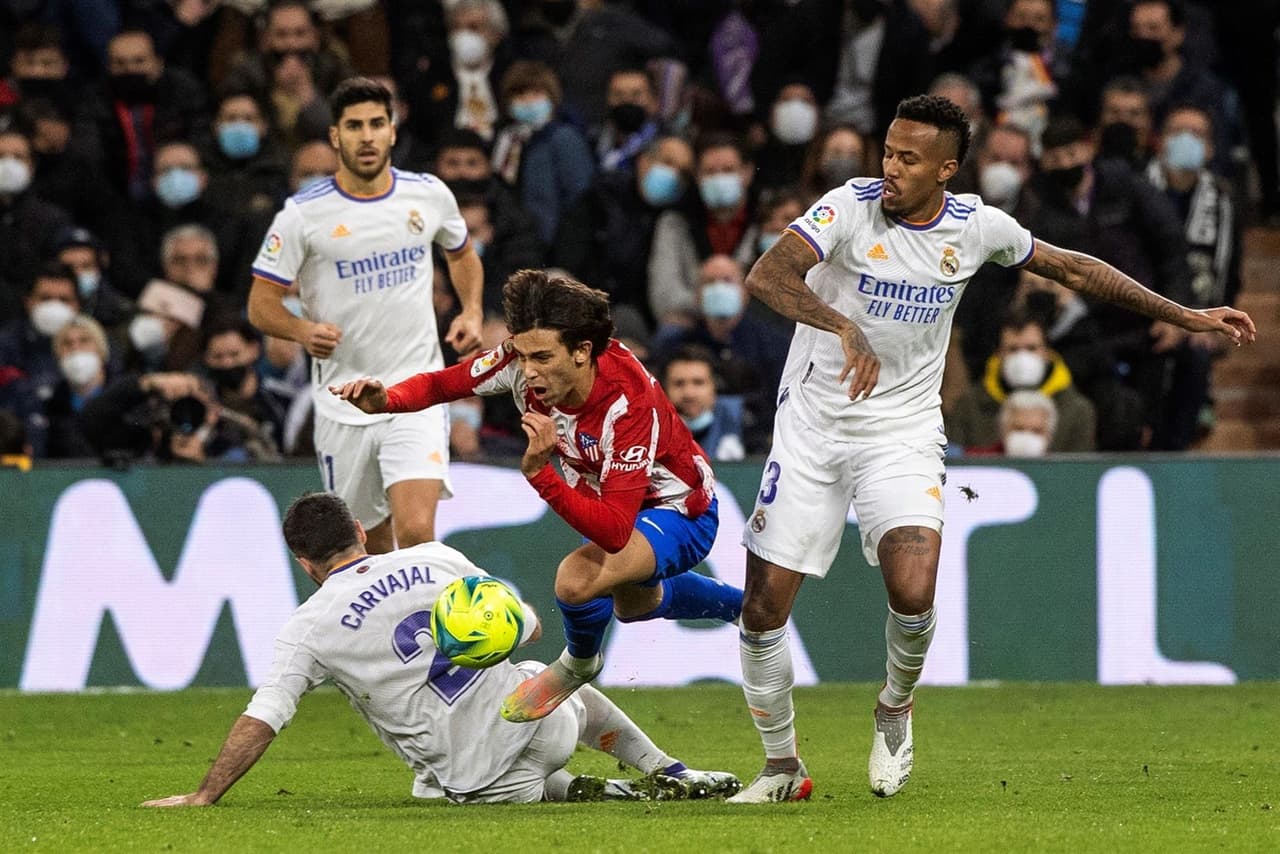 Con goles de Karim Benzema y Marco Asencio, el Real Madrid se impone al Atlético de Madrid, se lleva el Derby y sigue con paso perfecto en La Liga.