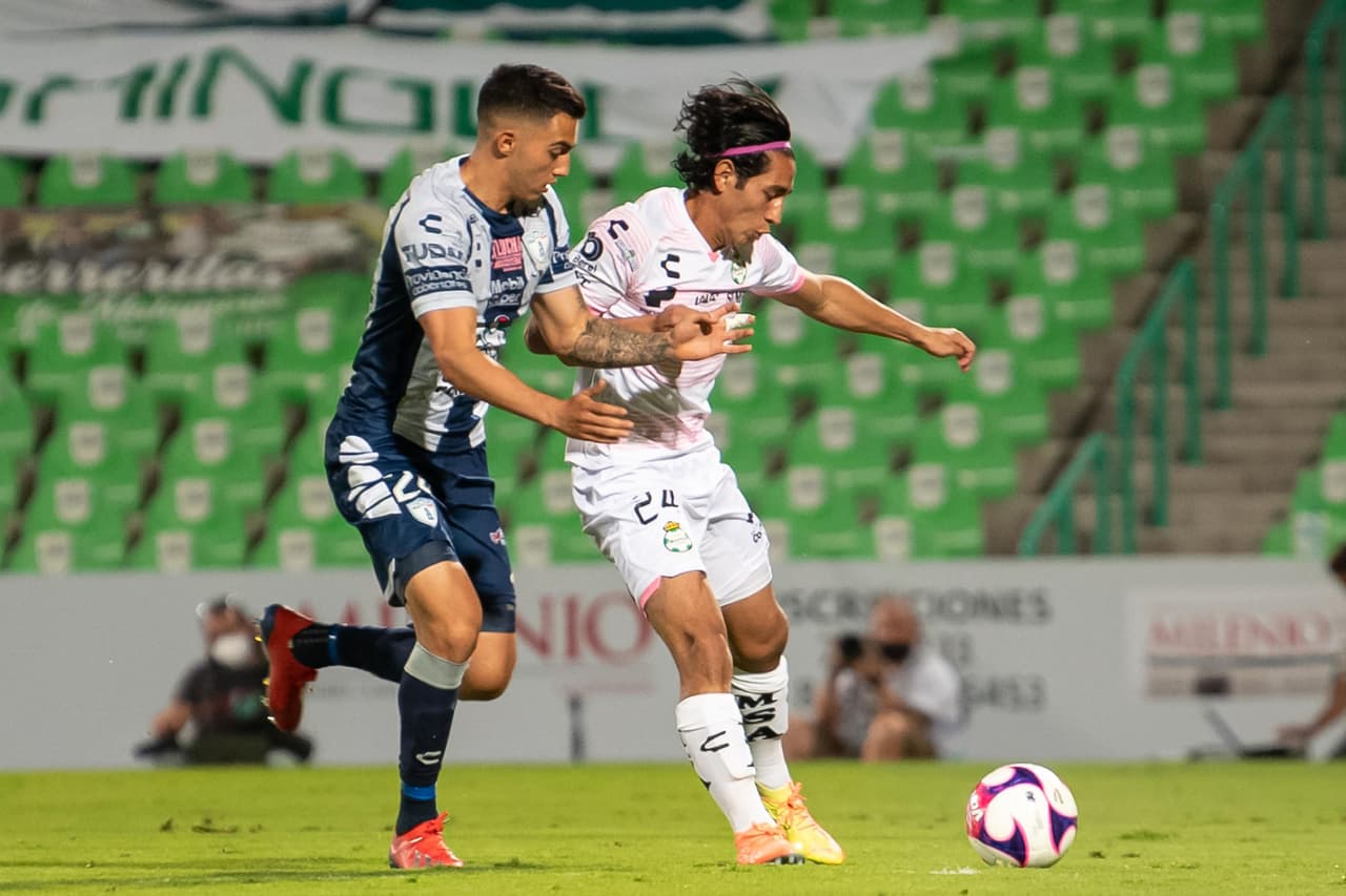 Óscar Ustrai evita que Orrantia conisgua el tanto de la victoria con un cabezazo cerca del área chica.