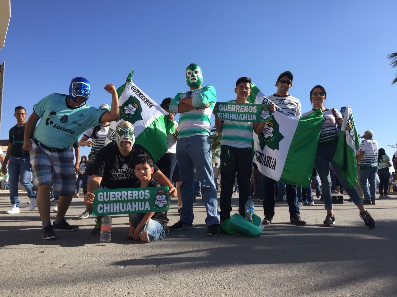 El Estadio Corona se colmó de aficionados, en su mayoría de Santos, para presenciar la ida de la semifinal. Desde la previa, la gente prendió el ambiente pero siempre con respeto por el rival.