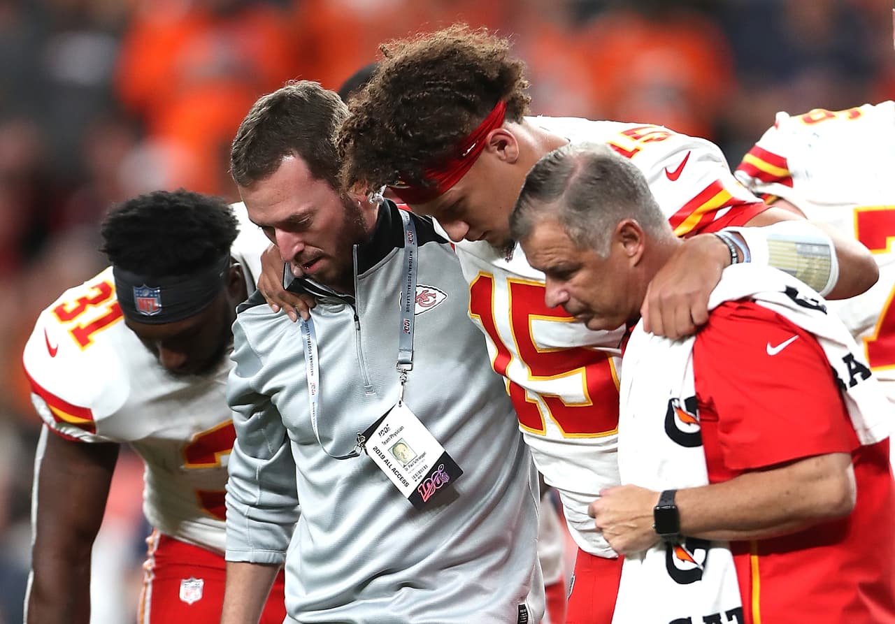Patrick Mahomes salió lesionado del partido ante Denver Broncos y tras confirmarse la gravedad de su lesión, se espera que vuelva en poco menos de un mes.