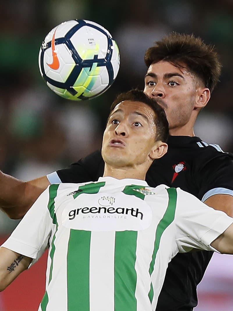 La jornada para Guardado no acabaría allí, ya que en la segunda mitad (minuto 77) volvería a sacar un centro perfecto para una nueva asistencia.