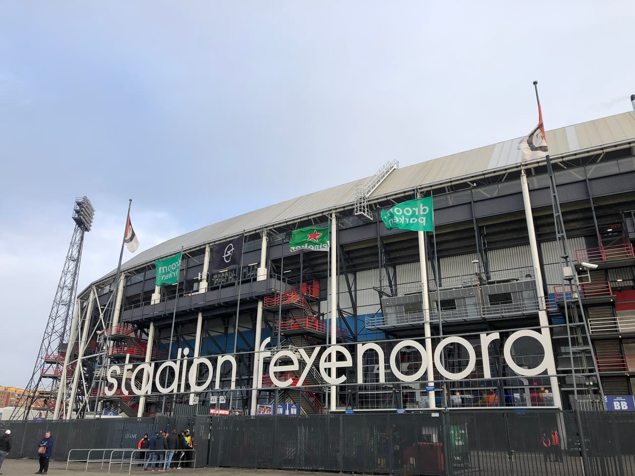 El PSV de Erick Gutiérrez cae ante el Feyenoord por triplete realizado por Steven Berghuis. El PSV sigue cuarto de la tabla, mientras que el Feyenoord le pisa los talones con el quinto lugar.