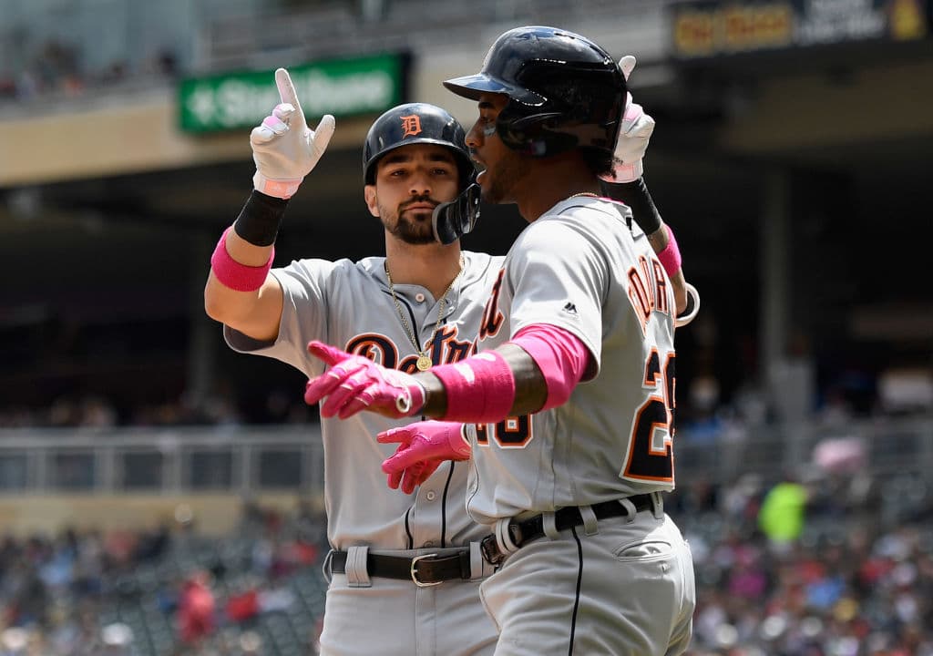Con mensajes en el rostro, en los zapatos, con guenteletas, muñequeras, guantes, bates y detalles en las bases y otras señales, los peloteros en las Ligas Mayores celebraron el Día de las Madres tiñendo los diamantes de Major League Baseball de rosa.
