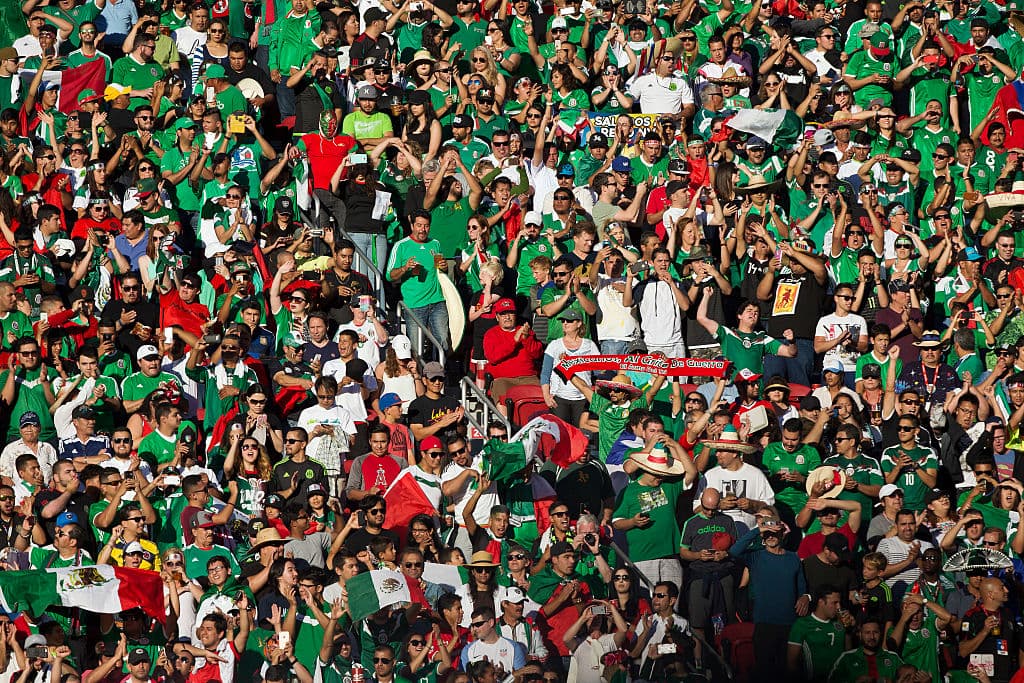 La afición mexicana durante el juego contra Chile en la Copa América Centenario.
