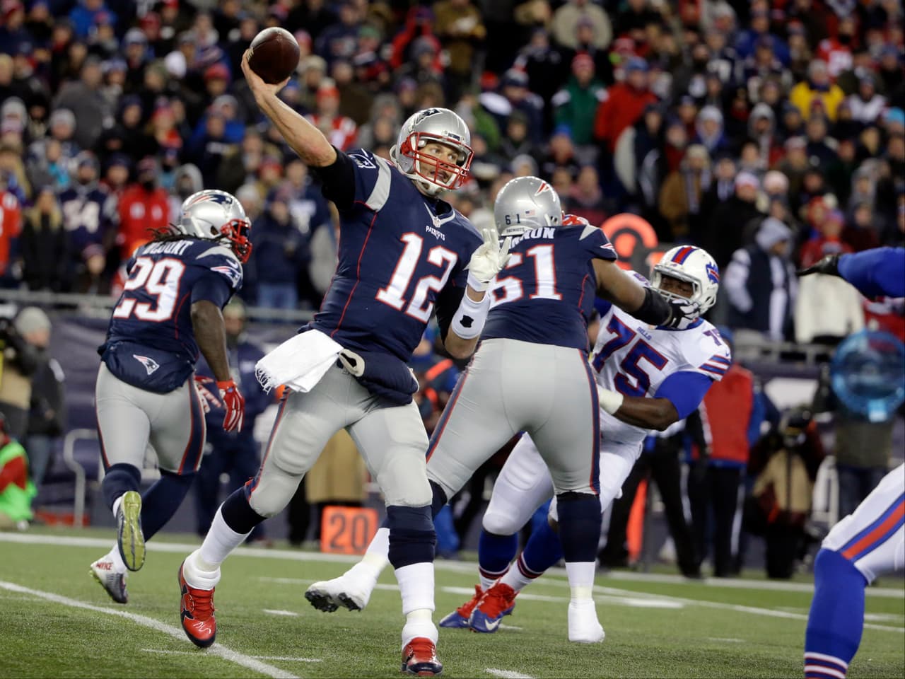 1. NEW ENGAND PATRIOTS - El campeón sigue sin dar señales de crisis. Si bien los Bills les exigieron pelear hasta el final, lo hicieron bien y ganaron. Tienen éxito con todo y lesiones: Dion Lewis, Julian Edelman, Danny Amendola, ganan por costumbre y ya aseguraron una temporada de 10 triunfos por décimo tercera vez consecutiva.