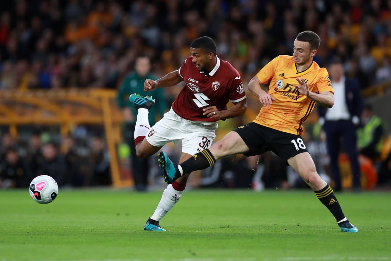Diogo Jota y Bremer del Torino disputando el balón.