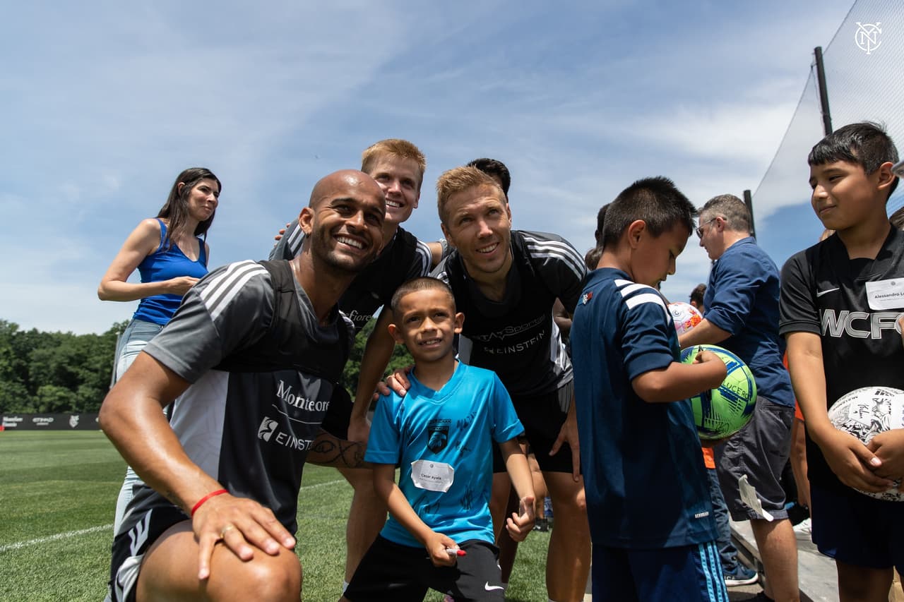 Héber, Anton Tinnerholm y Keaton Parks aparecieron en la foto con este pequeño 'Citizen'.