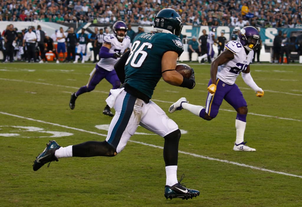 Wentz lanzó un pase de TD de 7 yardas a Zach Ertz para cortar la diferencia a 23-21 con 1:09 por jugarse, pero Adam Thielen recuperó la patada corta.