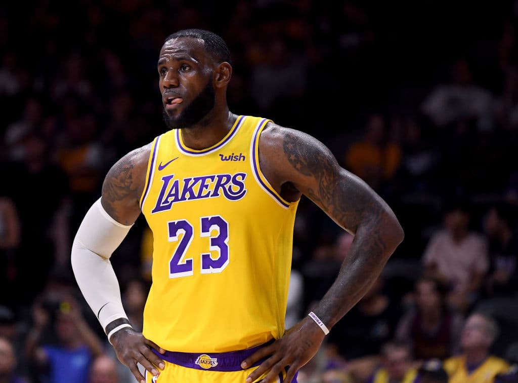 La noche del domingo comenzó una nueva era en la NBA con la presentación de LeBron James en un juego oficial con los Lakers de Los Ángeles en su primer juego de pretemporada ante los Denver Nuggets.