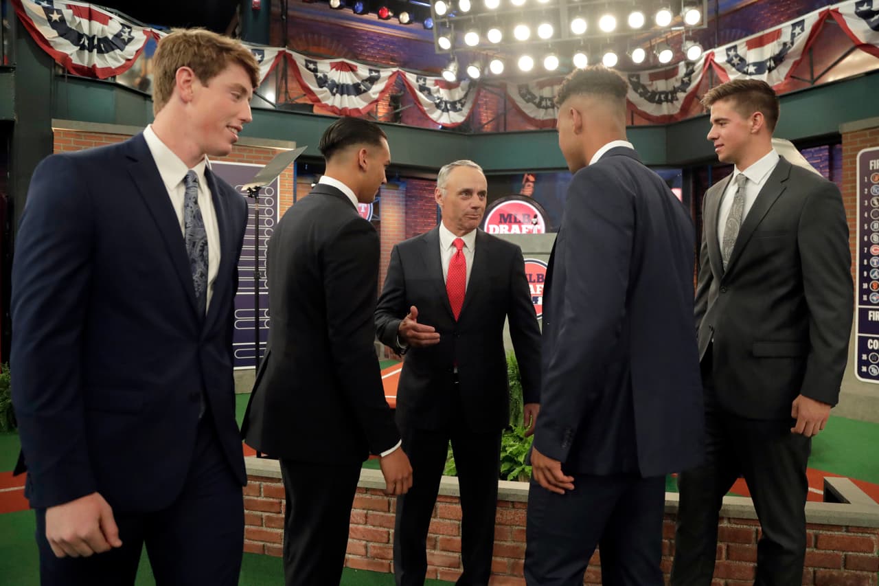 El tercer seleccionado fue, de la Universidad de California, fue el primera base Andrew Vaughn, quien pertenece ahora a los Chicago White Sox.