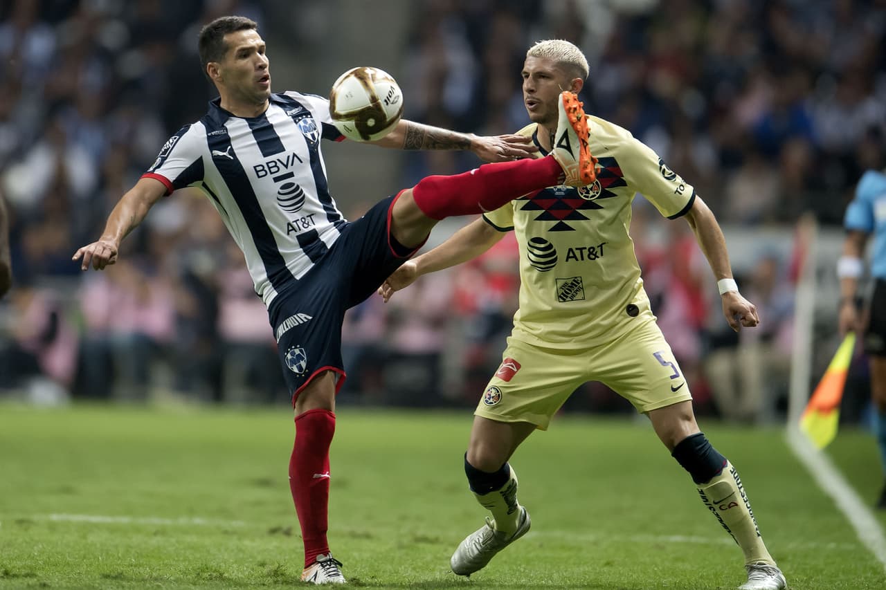 Contempla la recepción del balón del rival , antes de quitárselo de encima.