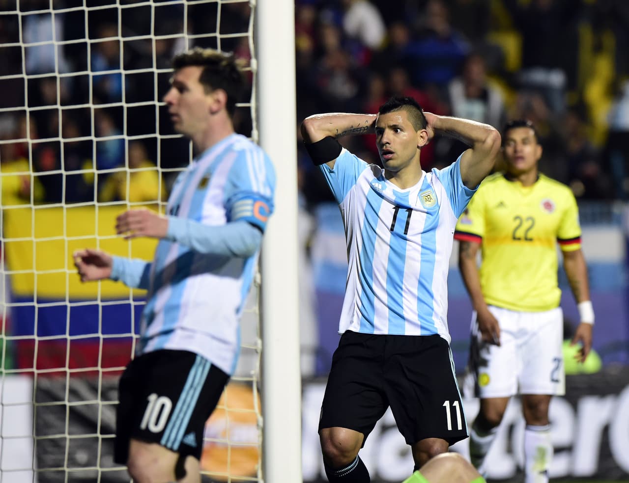 Sergio Agüero no podía creer la cantidad de balones que se perdieron y que no entraron al arco de Colombia.