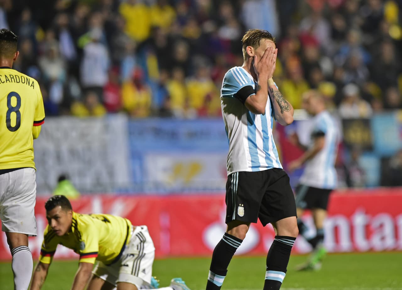 Y la frustración de la albiceleste fue mayor cuando a punto de terminar el encuentro Colombia salvó en la linea.