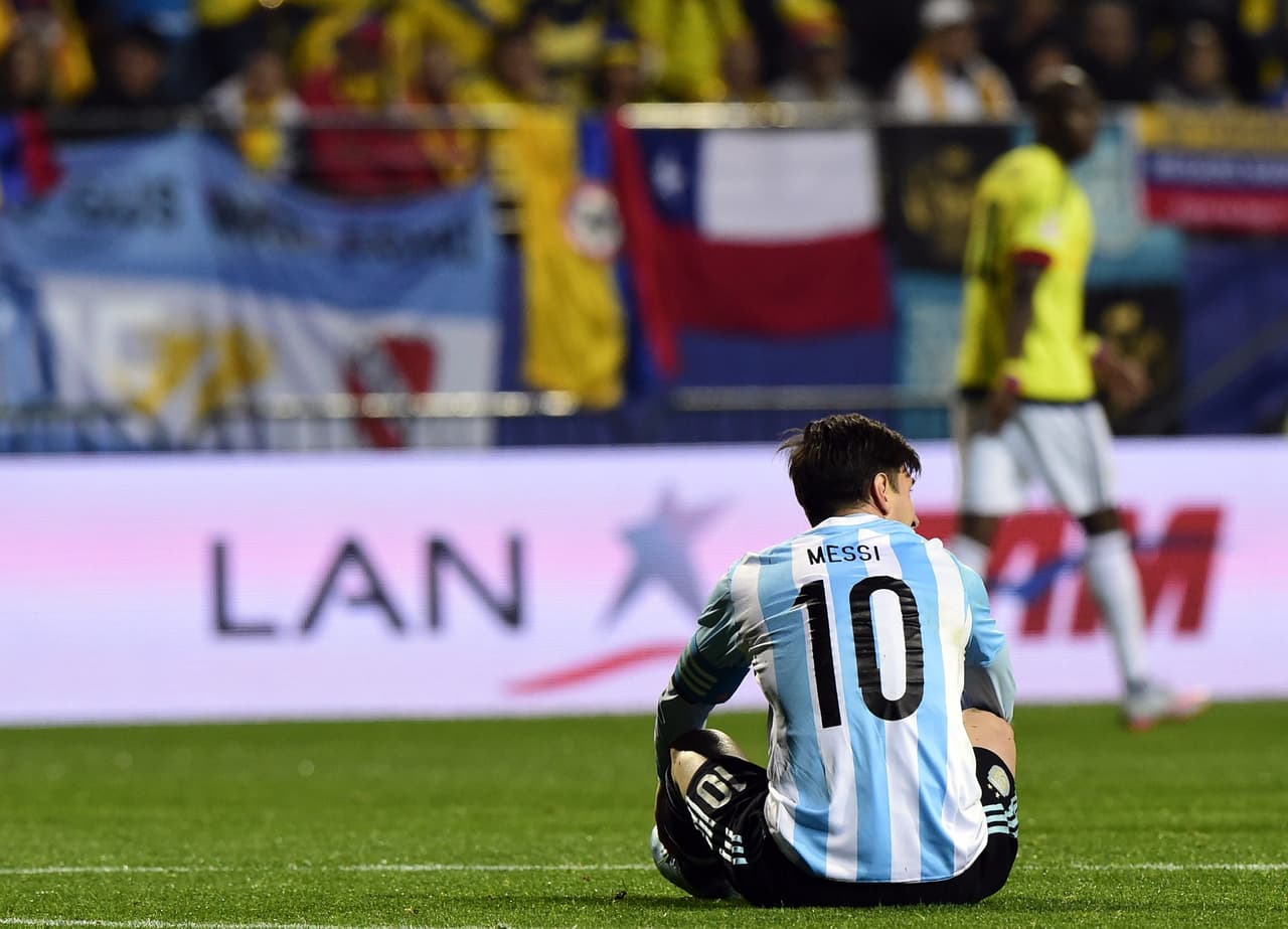 Messi se la pasó buena parte del encuentro en el cesped.
