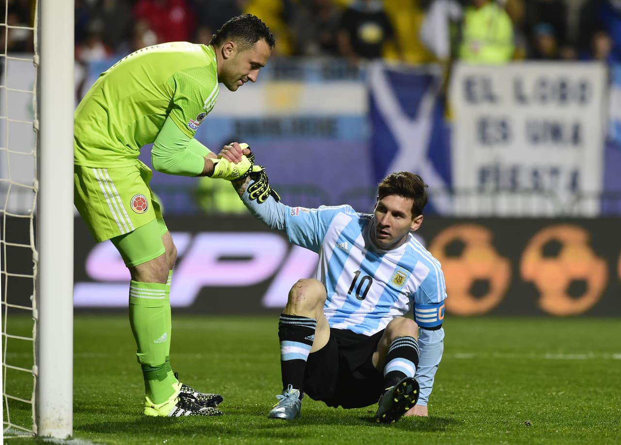 Ospina y Messi se daban la mano a pesar de la tremenda rivalidad que se vivía en la cancha.