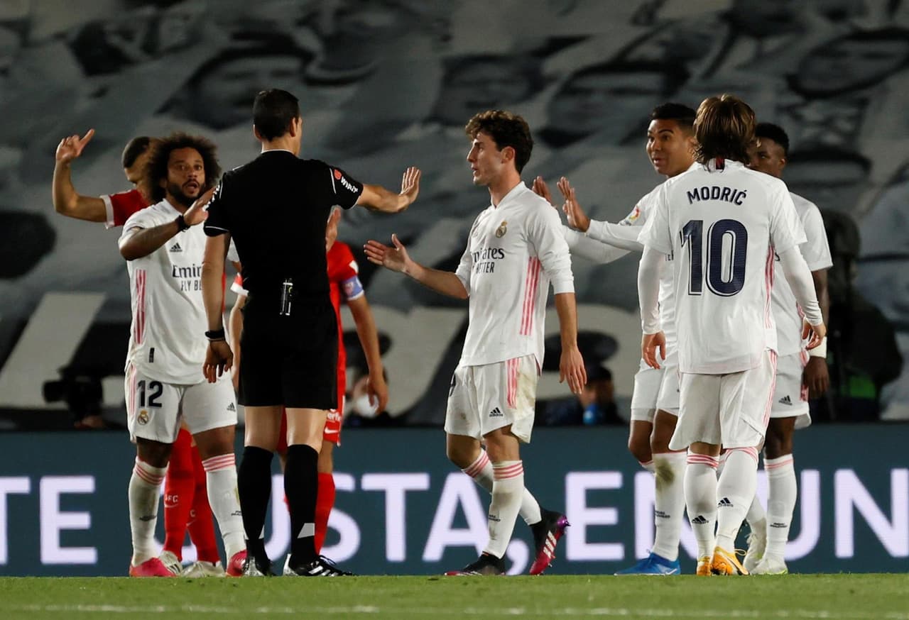 Real Madrid logra el empate de último minuto ante el Sevilla durante la fecha 34 de La Liga. Fernando Reguez e Iván Rakitic le daban la ventaja al equipo andaluz. Marco Asenesio anotó el primer tanto para el equipo merengue, pero fue al minuto 94 que Diego Carlos logró sumar un punto en el Alfredo Di Stéfano.