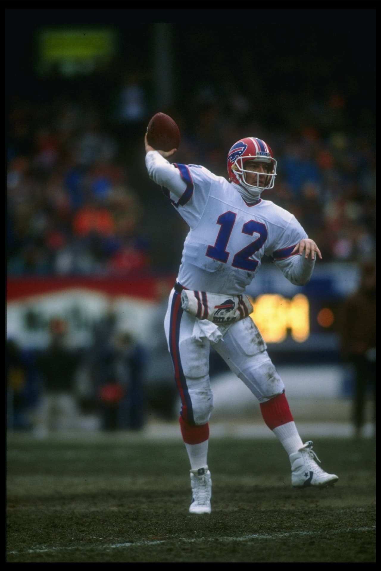 La ofensiva de ‘K-Gun’ (Jim Kelly) fue un ataque innovador, empujando a los
<a href="http://www.nfl.com/teams/buffalobills/profile?team=BUF">Bills</a> a 26.8 puntos por juego y 95 puntos en dos partidos de playoffs en ruta hacia
<a href="http://www.nfl.com/superbowl">el Super Bowl</a> XXV. Y aunque el fútbol americano moderno aumentó en puntuación y ofensiva, lo que puede ser en parte, atribuido a un incremento de jugadas, creo que Buffalo tuvo éxito a pesar de correr sólo 931 jugadas ofensivas.