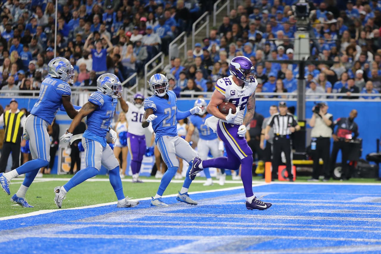 Kirk Cousins lanza 337 yardas y cuatro pases para tochdown. Los Vikings ganan 42-30 a los Detroit Lions.