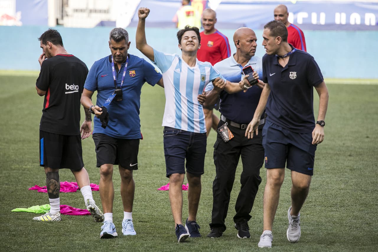 A Messi también lo buscó un fanático, que se mostró emocionado por haber abrazado al crack argentino.