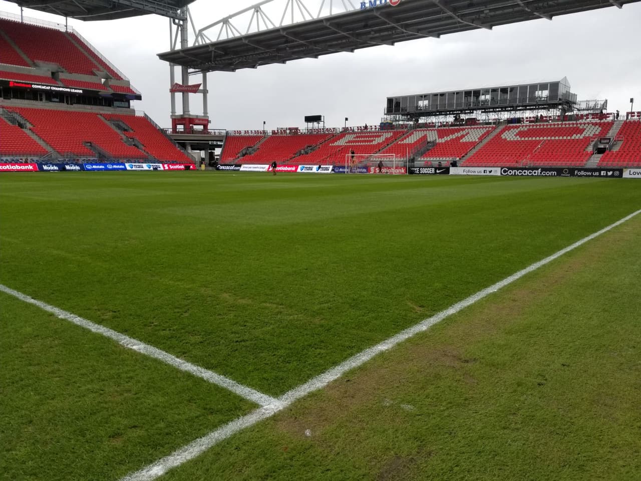 Las condiciones del terreno son aceptables para el juego de ida entre Toronto FC y Chivas de Guadalajara, en medio de un clima frío que sin duda cuenta como factor en el escenario.