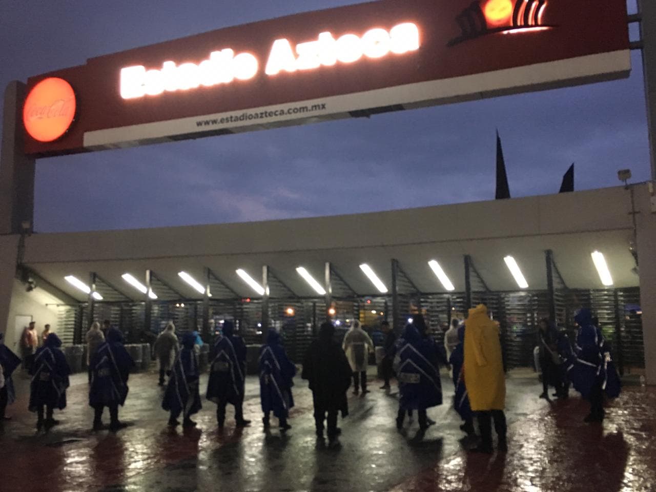 La lluvia no fue factor para que los aficionados faltaran a la cita de esta noche en el Estadio Azteca.