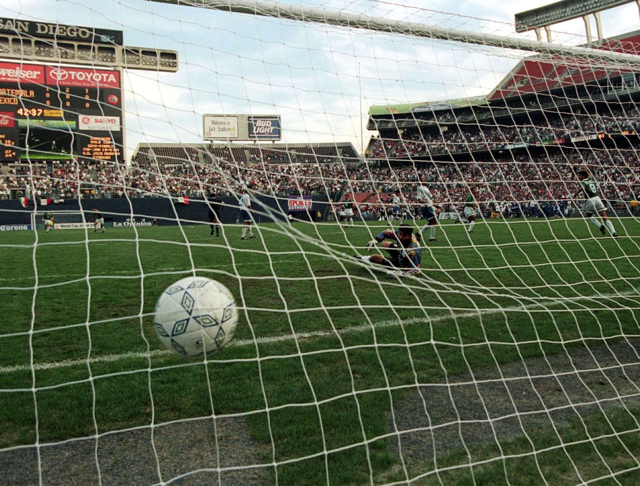 5.- México 1-0 Guatemala (14-enero-1996).- Los de la franja azul estuvieron a un minuto de sacar un histórico empate ante el 'Tri' en la primera ronda, pero Eustacio Rizo al 89 aseguró el triunfo azteca. (Foto: Mexsport).