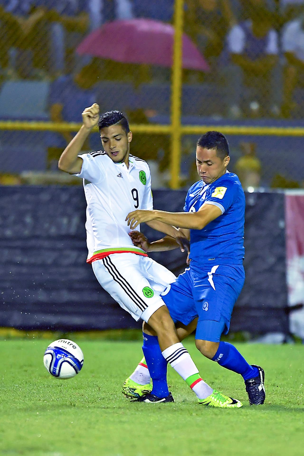 El Salvador consiguió el primer gol del partido vía Alexander Larín que marcó de penal a lo 'Panenka' a los 24 minutos. El Tri debió empujar para regresar y ganar el encuentro.