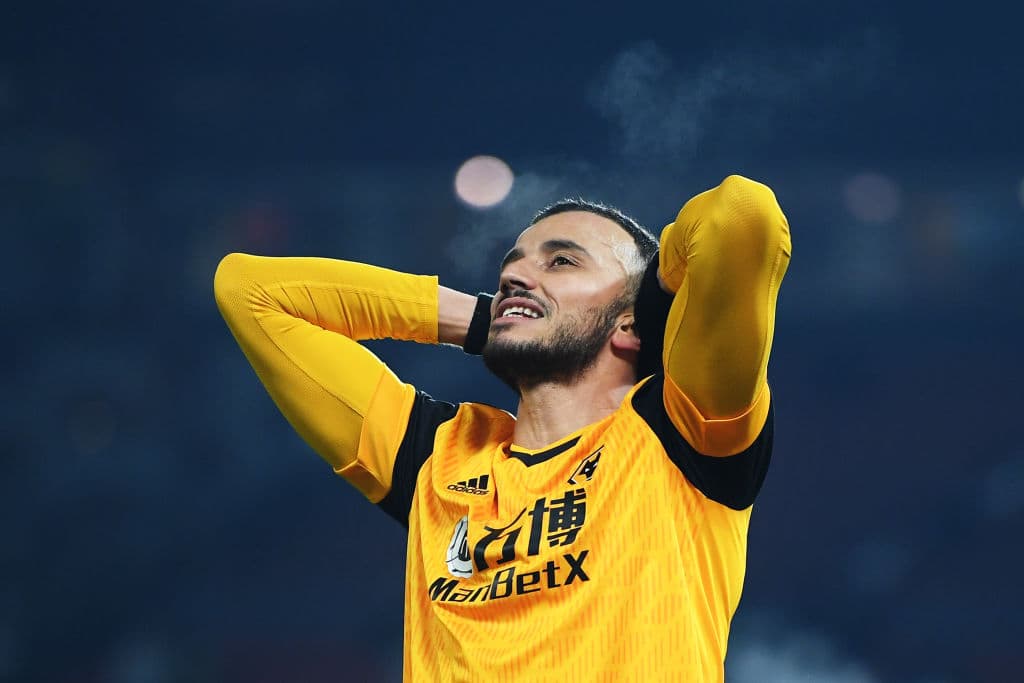 Con gol al minuto 93 de Marcus Rashford, el Manchester United se llevó la victoria sobre el Wolverhampton. El equipo visitante, sin Raúl Jiménez, no logró anotar y así los 'Red Devils' se colocan en segunda posición de la tabla sólamente a dos puntos del Liverpool en la Premier League.