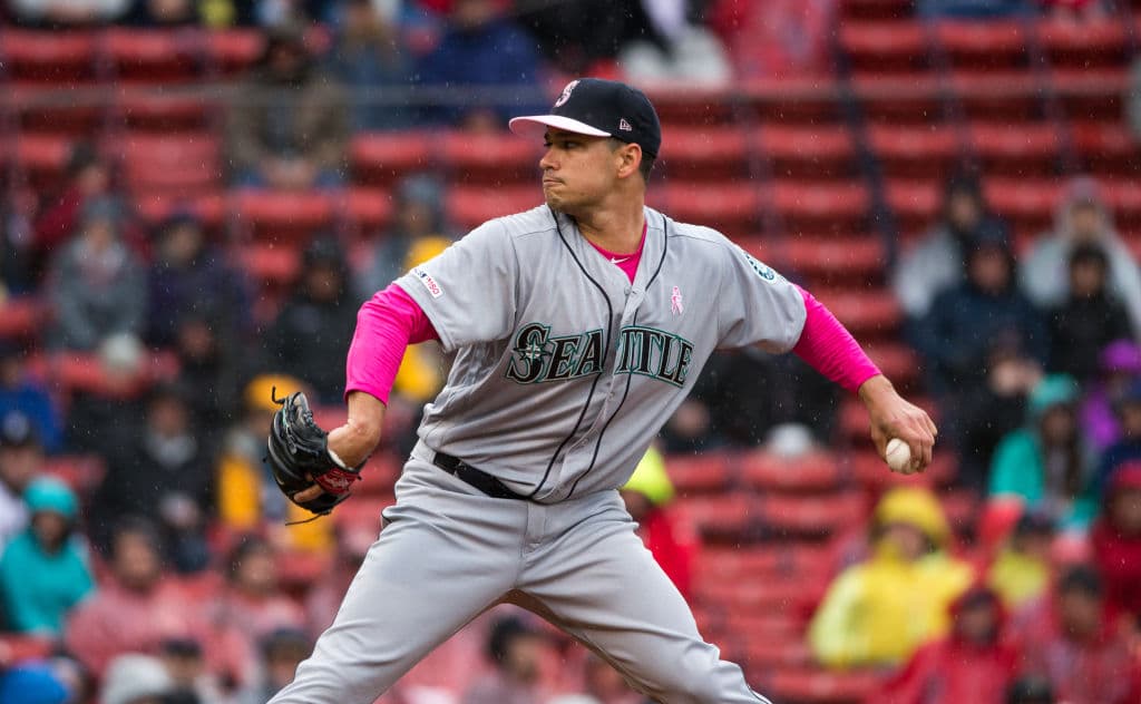 Con mensajes en el rostro, en los zapatos, con guenteletas, muñequeras, guantes, bates y detalles en las bases y otras señales, los peloteros en las Ligas Mayores celebraron el Día de las Madres tiñendo los diamantes de Major League Baseball de rosa.