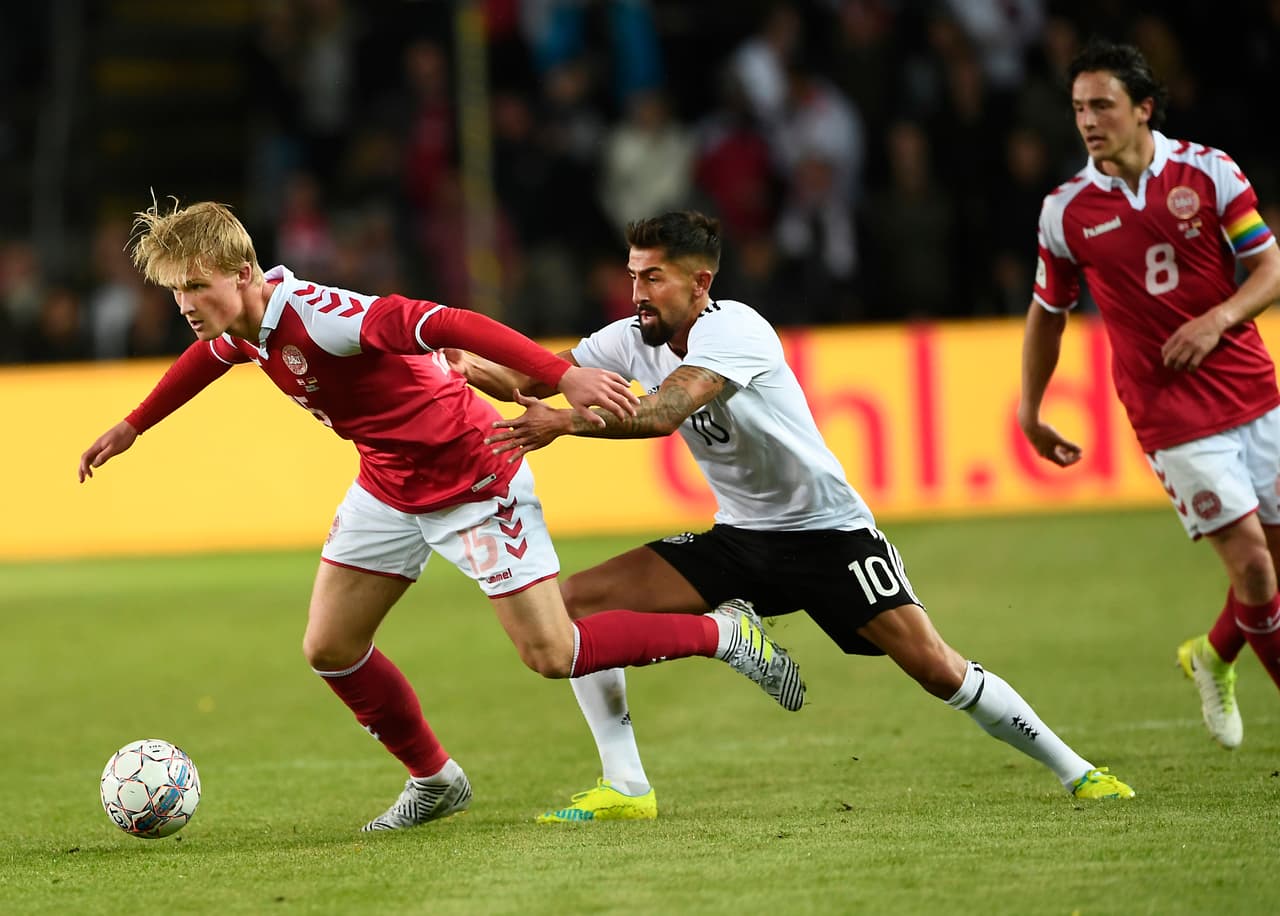 Kasper Dolberg (izq.), delantero danés del Ajax.