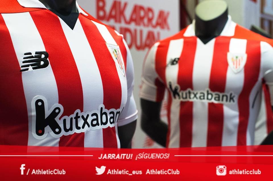 El detalle negro en el cuello vuelve a estar presente en la equipación principal del equipo vasco, que cuenta con un diseño clásico.