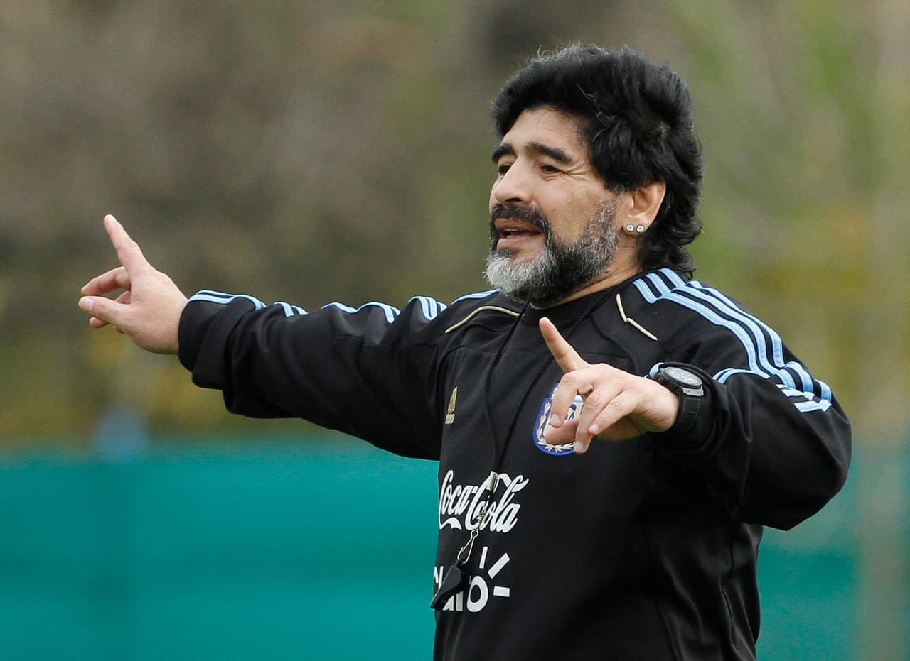 Caso diferente sucedió con Diego Maradona. El argentino decidió reflejar una imagen más veterana con una barba con canas como técnico de la Selección Argentina en Sudáfrica 2010.