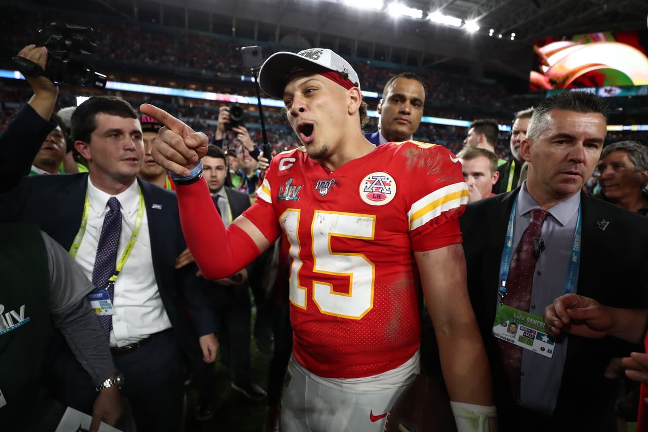 Patrick Mahomes presume el cinturón de campeón de la WWE