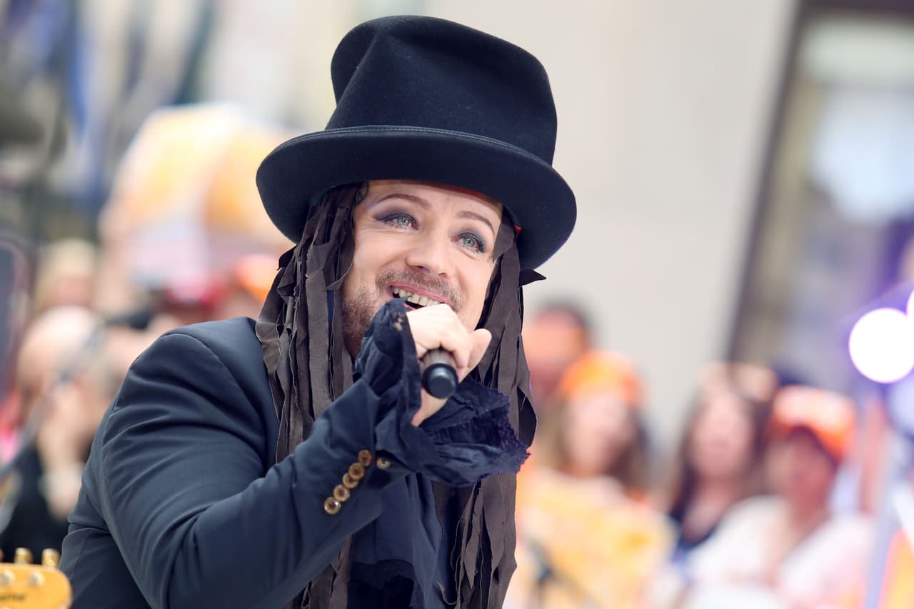 Boy George acaba de actualizar todo el glam rock, pero lo hizo a su manera individual. Para Mercury tuvo poder de permanencia.