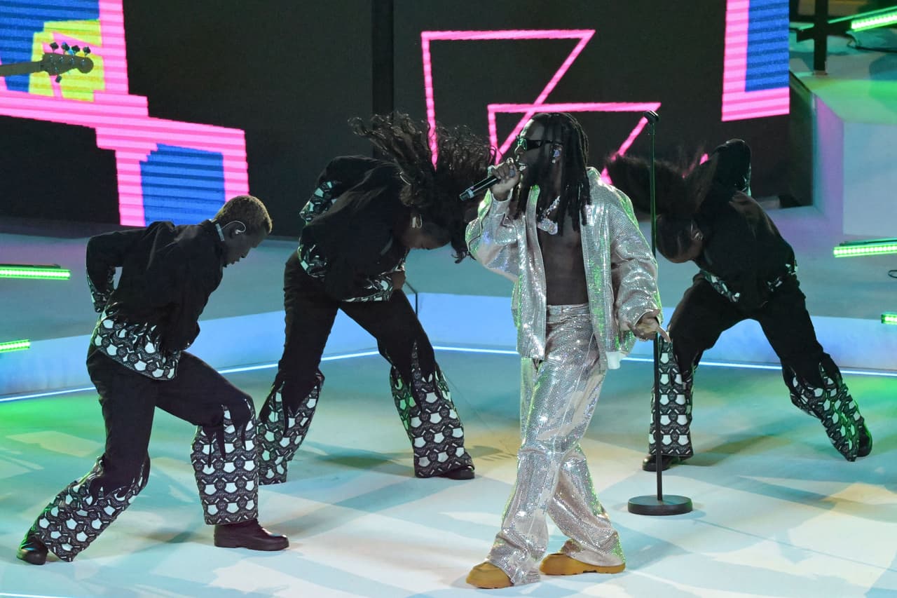 El show previo al inicio de la Final de la UEFA Champions League fue espectacular, la afición también da color al encuentro en Estambul.