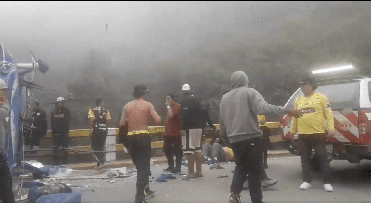 En el tramo entre Cuenca y Molleturo el vehículo perdió el control, de acuerdo a la información de los oficiales, hasta volvarcse al borde de un barranco.