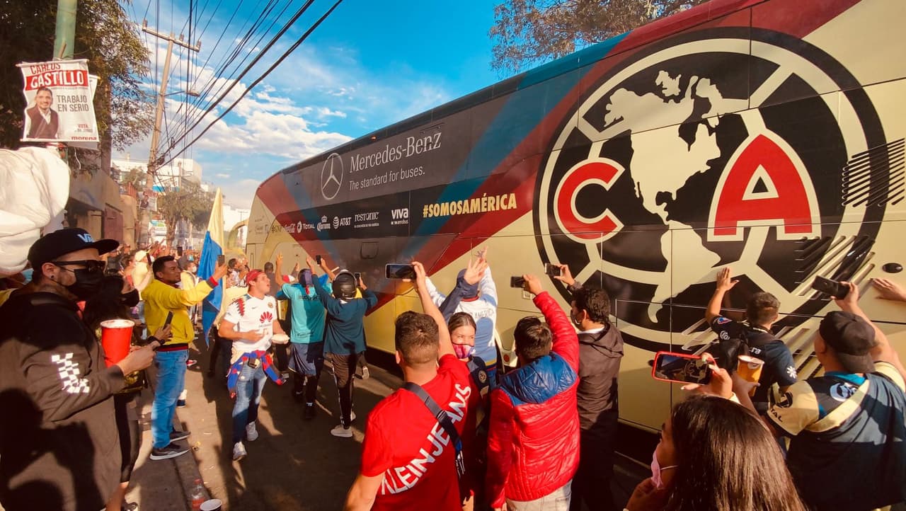 Cientos de aficionados azulcremas se dieron cita en el coloso de Santa Úrsula para recibir y apoyar a su equipo en busca de la remontada ante Pachuca.