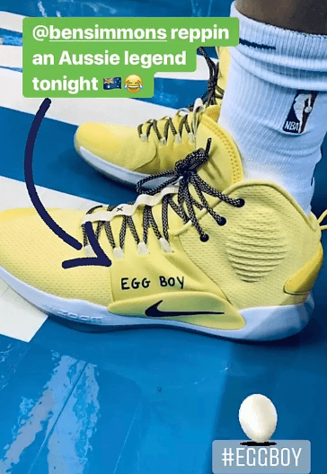 La noche del martes Simmons salió a la duela con un par de tenis amarillos y con dos palabras escritas claramente en ellos: "Egg Boy". ¿El chico del huevo? ¿Qué es esto? Seguro muchos se preguntan.