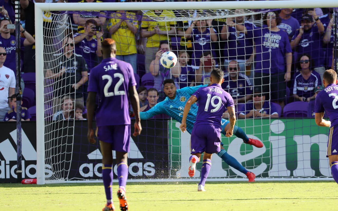 Yotún encabeza dramática remontada con penalti a lo Panenka y deja a Columbus en la cuerda floja