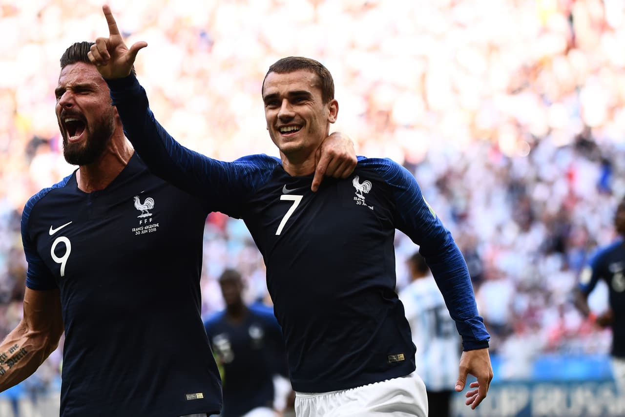 <b>ANTOINE GRIEZMANN</b>
<br>El futbolista más inteligente con el que cuenta la selección de Francia. Forjado en el estilo aguerrido del Atlético de Madrid, Griezmann conoce perfectamente cómo manejar los tiempos, cuando atacar y cuando contener. Un crack que maneja el balón cómo ‘10’, desequilibra, crea y tiene la capacidad de definir desde cualquier punto en el ataque. Puede ser la figura de los
<i>Bleus</i> para llevarse la final.