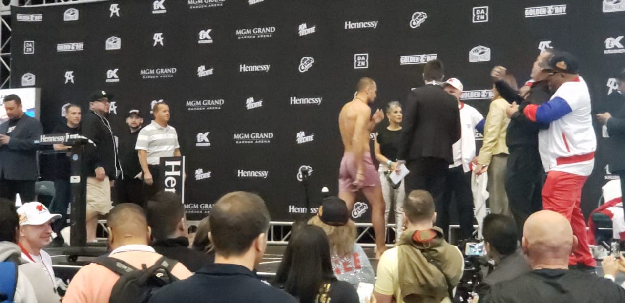 Saúl Álvarez presumió de un físico más trabajado que el ruso Kovalev en la ceremonia de pesaje.