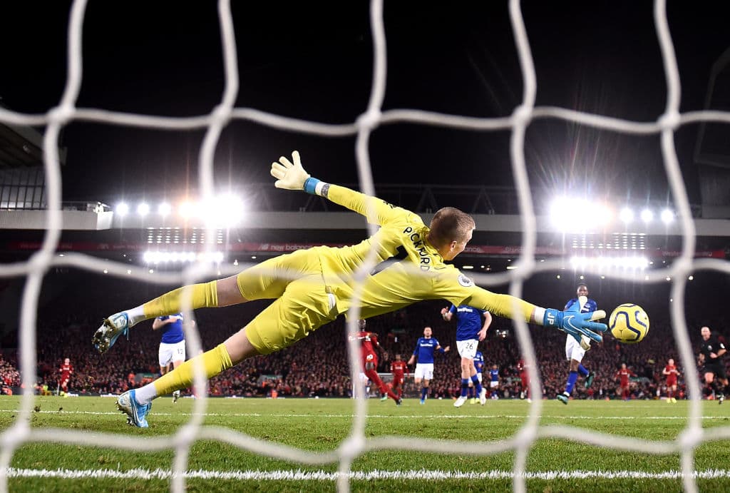 Mané vence a Pickford con un disparo bien colocado que llega al fondo de la red.