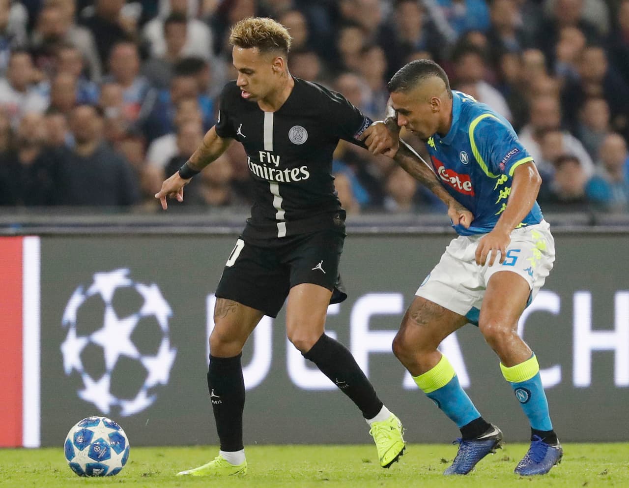 Neymar tampoco estaba logrando espacios más que en contragolpes, pues el PSG decidió defender su gol, estrategia que habría de costarles más adelante.